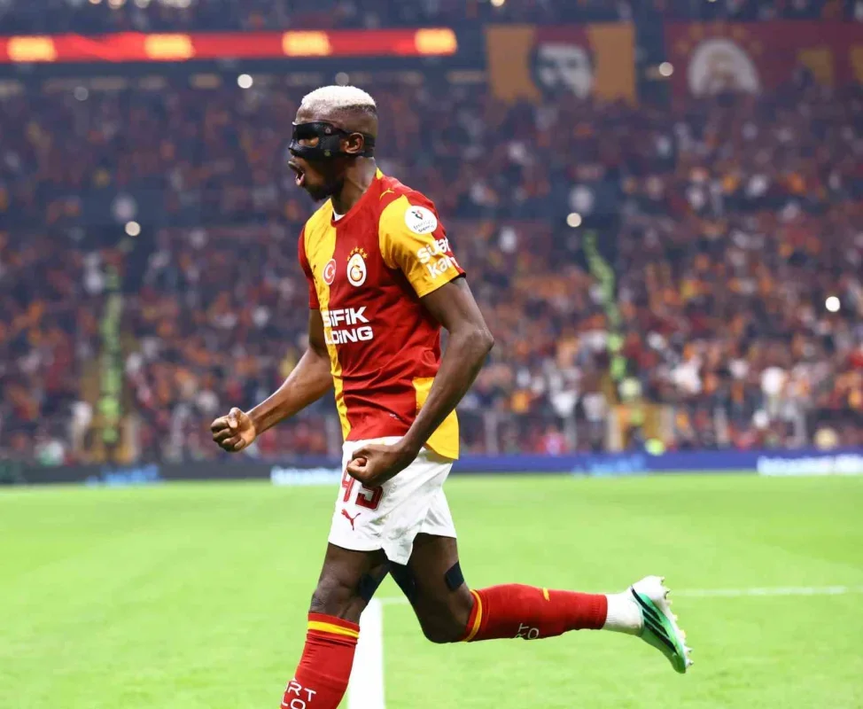 Victor Osimhen Fenerbahçe derbisinde 2 gol attı