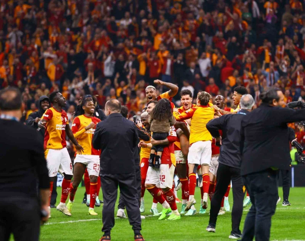 Galatasaraylı futbolcular 2-1'lik derbi zaferini kutladı