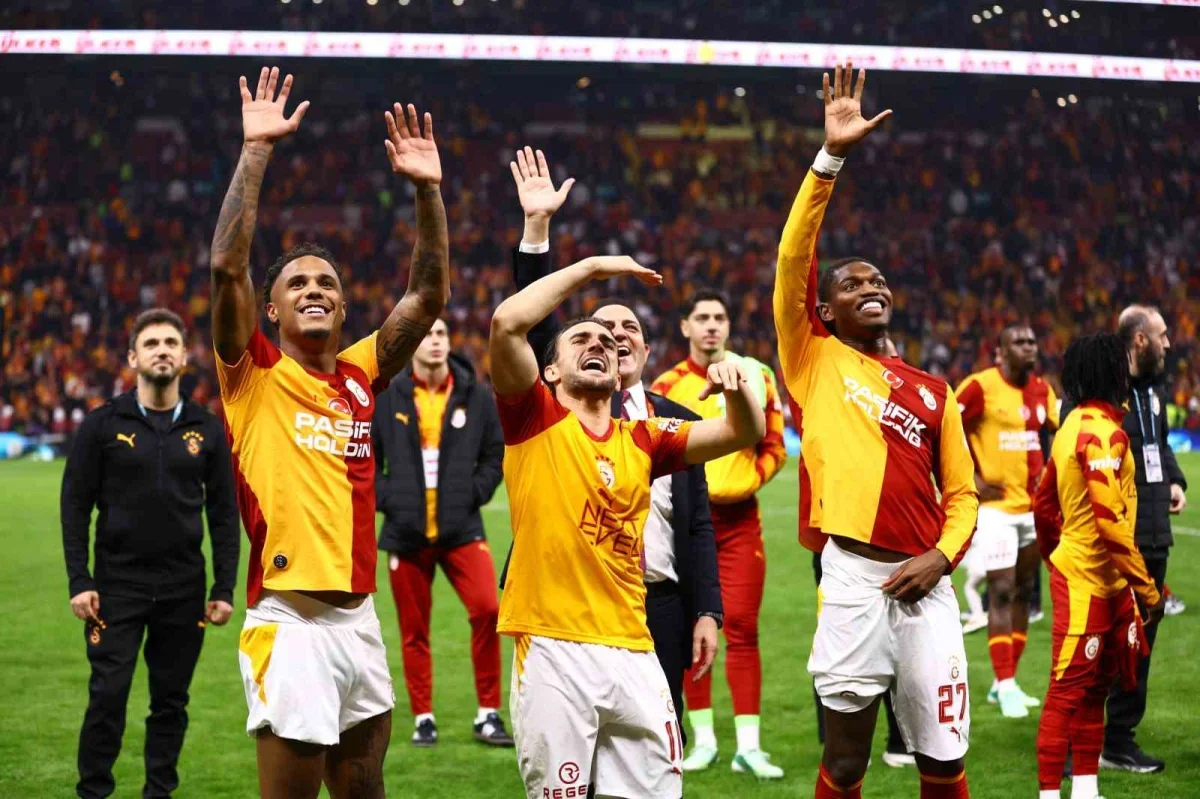 Galatasaraylı futbolcular 2-1'lik derbi zaferini kutladı