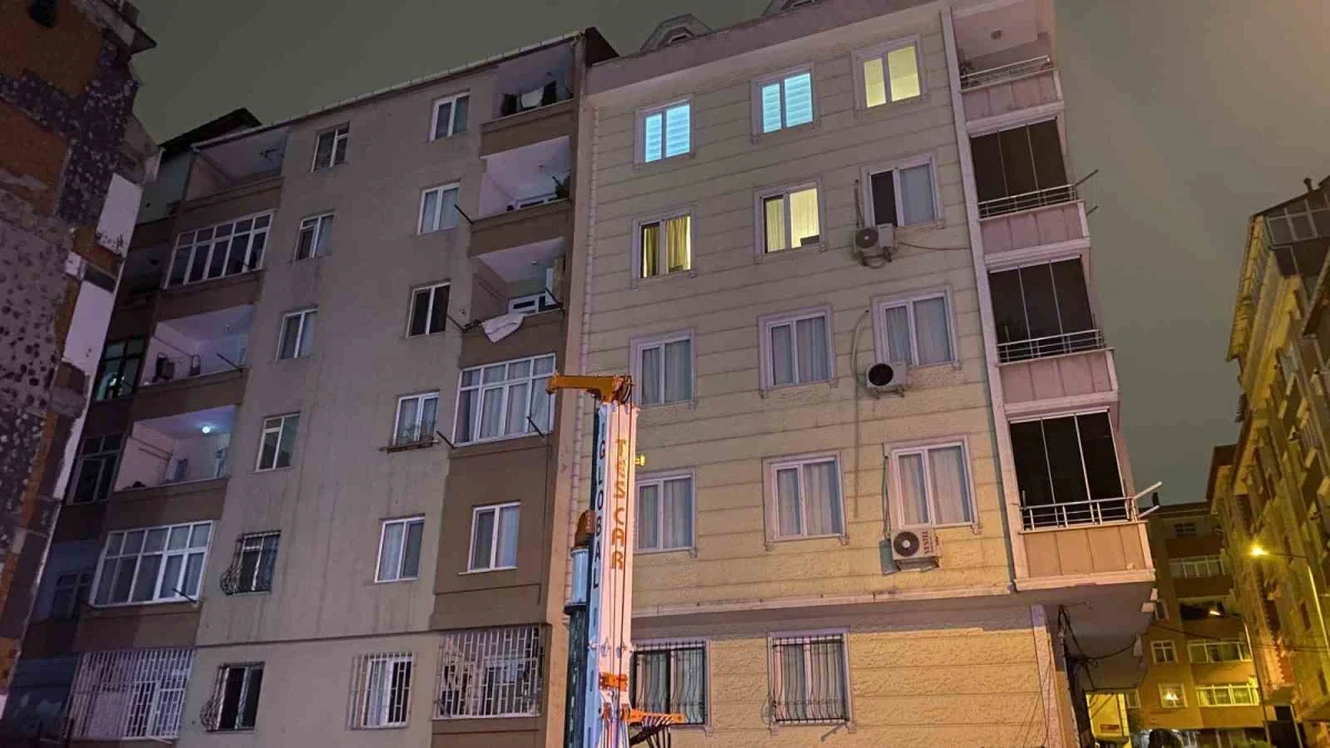 Bahçelievler'de zemin çöktü: 20 daire tahliye edildi