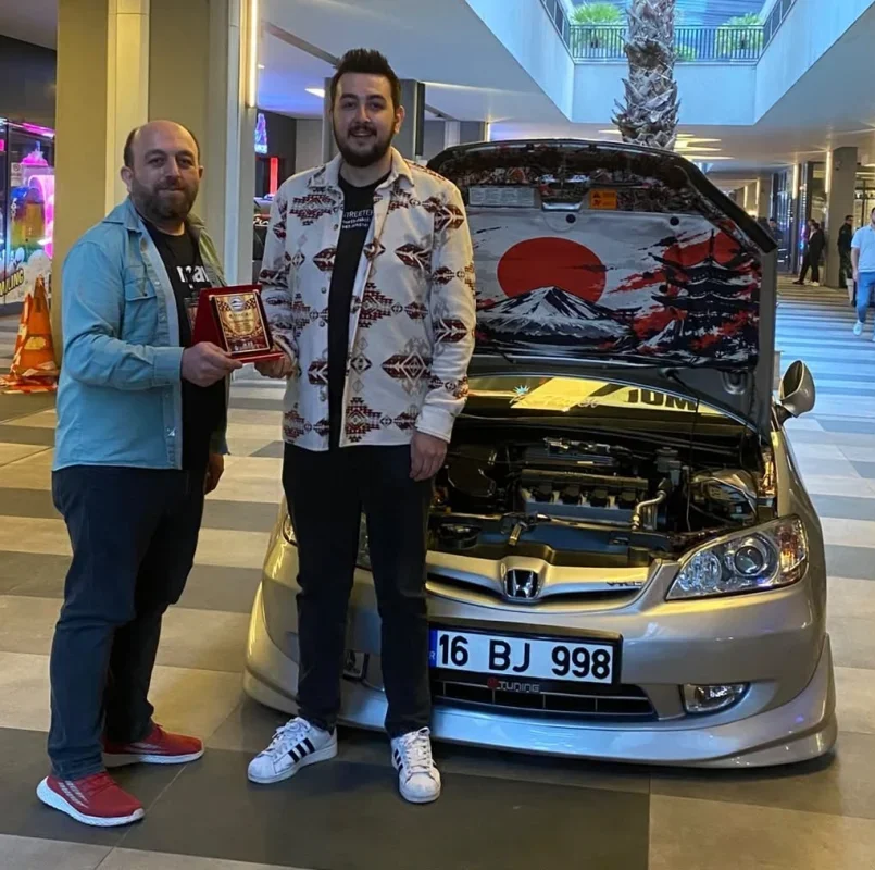 Bursa'da modifiye araçlar Parkora AVM'de sergilendi