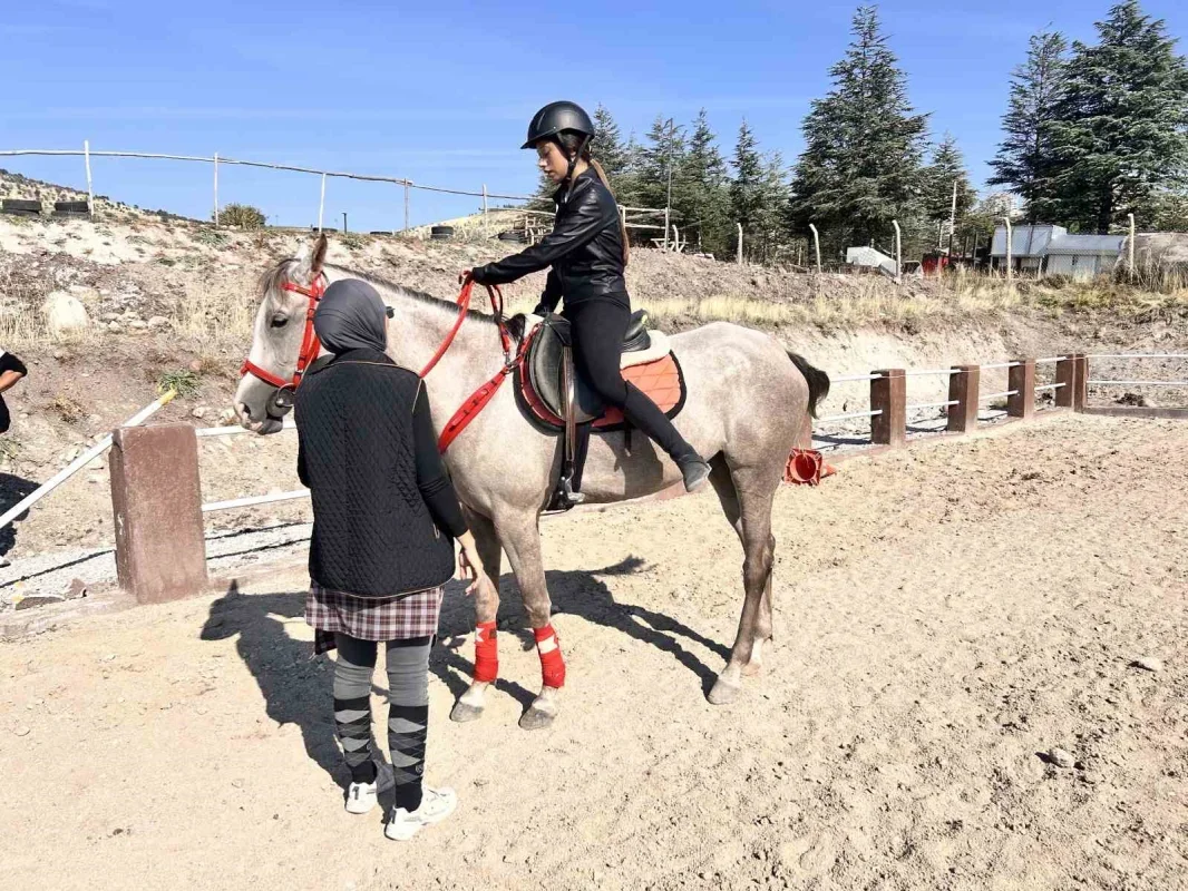Keçiören'de at biniciliği çocukların özgüvenini artırıyor