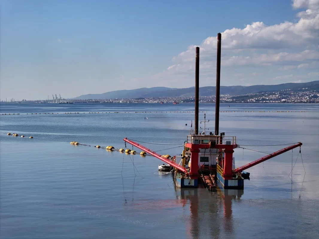 İzmit Körfezi'nden 2,4 milyon metreküp çamur çıkarıldı