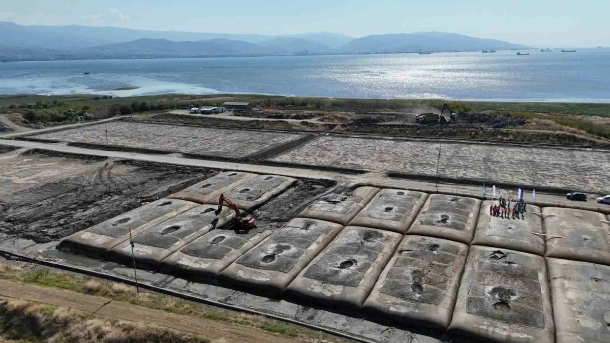 İzmit Körfezi'nden 2,4 milyon metreküp çamur çıkarıldı