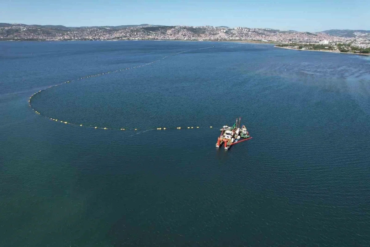 İzmit Körfezi'nden 2,4 milyon metreküp çamur çıkarıldı
