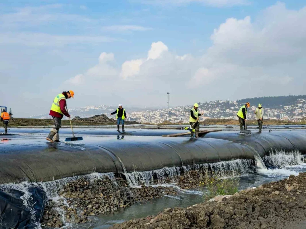 İzmit Körfezi'nden 2,4 milyon metreküp çamur çıkarıldı