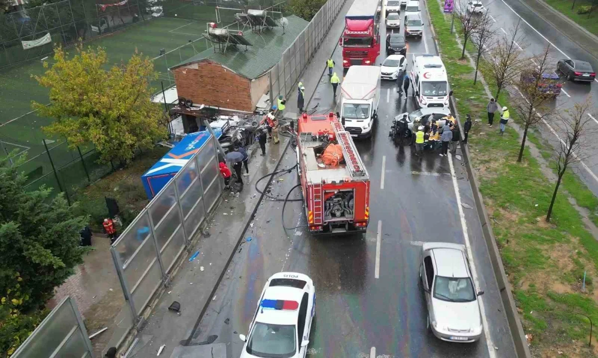 Sultangazi'de kargo tırı 5 metreden bahçeye uçtu