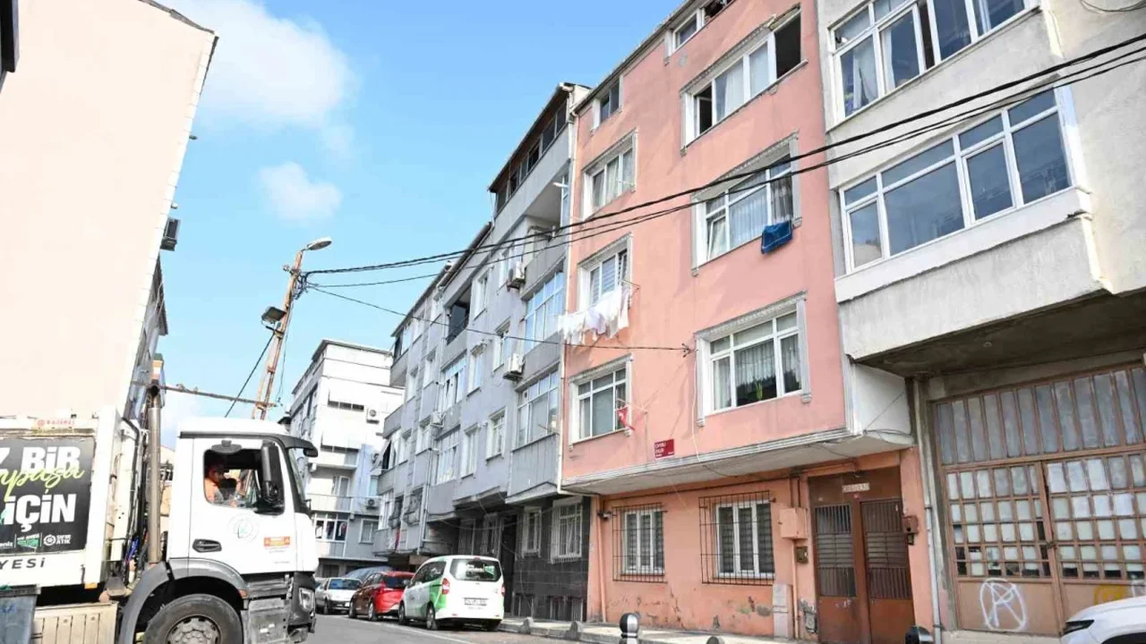 Gaziosmanpaşa'da Kayra atık toplama kamyonuna bindi
