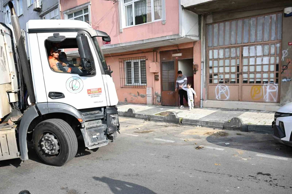 Gaziosmanpaşa'da Kayra atık toplama kamyonuna bindi