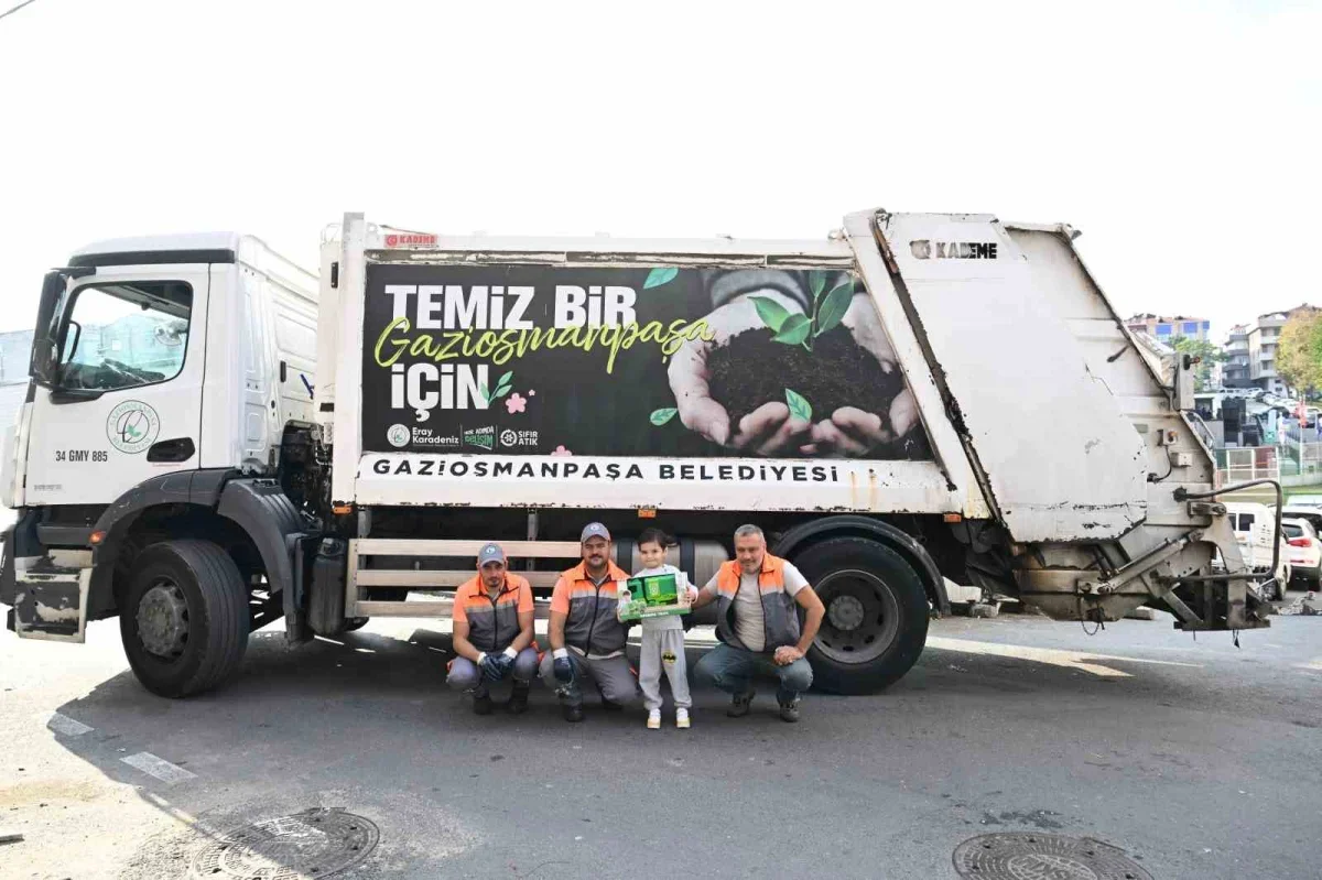 Gaziosmanpaşa'da Kayra atık toplama kamyonuna bindi