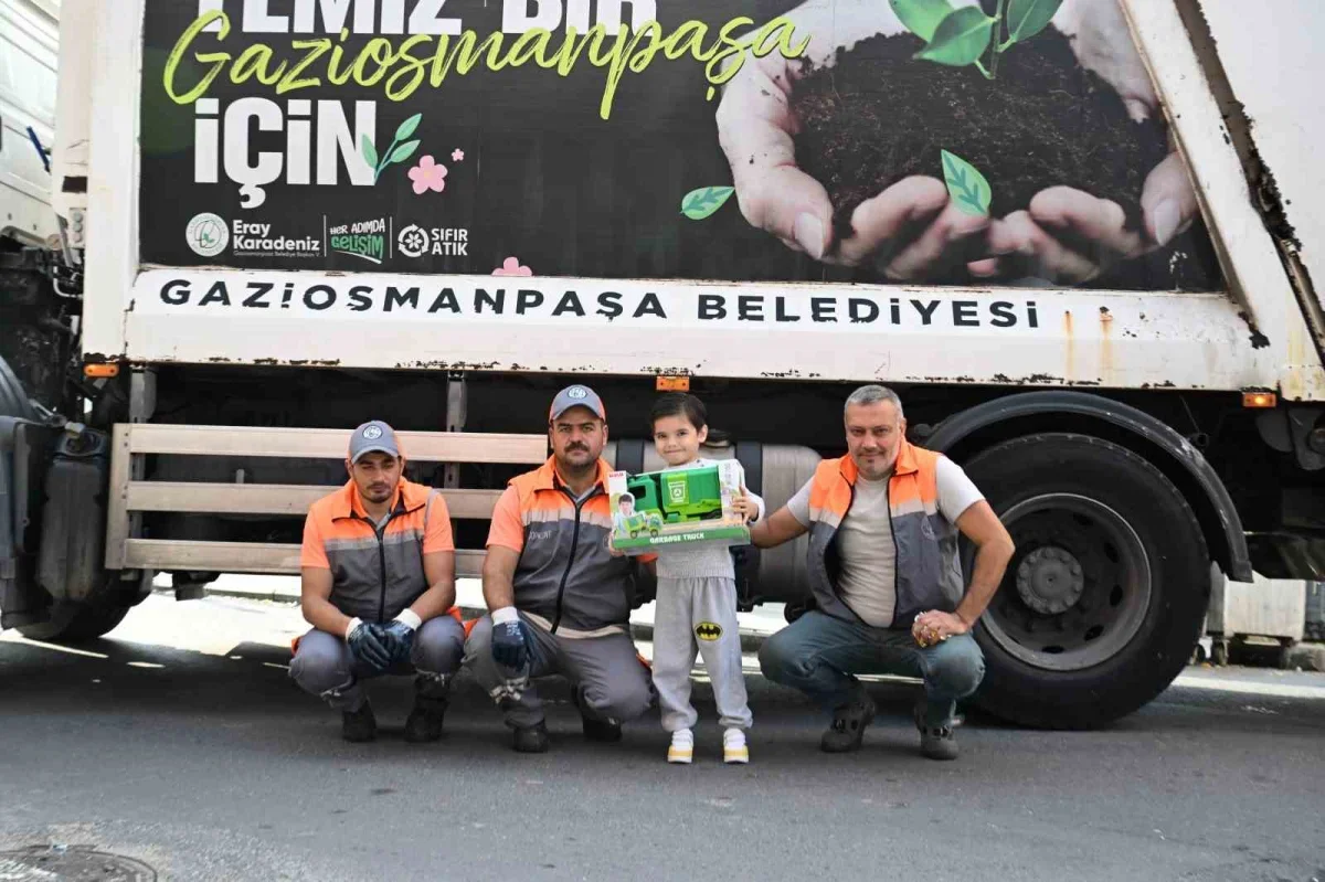 Gaziosmanpaşa'da Kayra atık toplama kamyonuna bindi