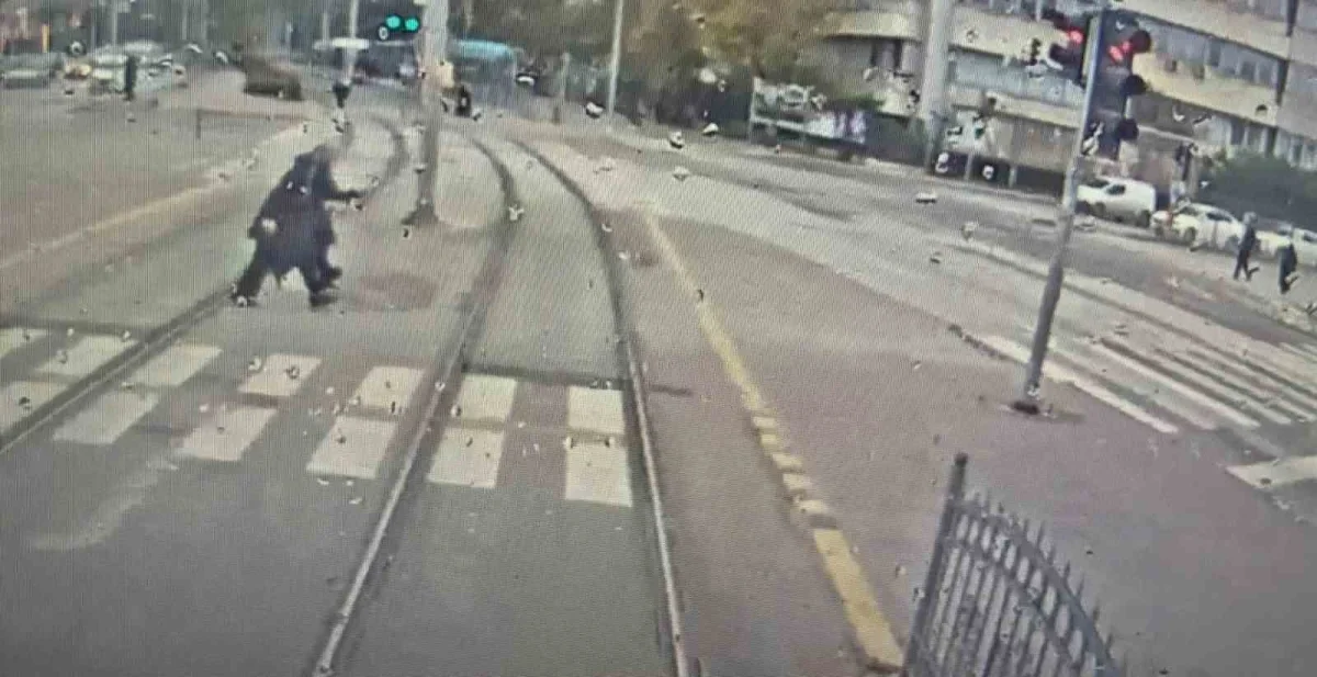 İzmit'te tramvayın çarptığı 71 yaşındaki kadın öldü