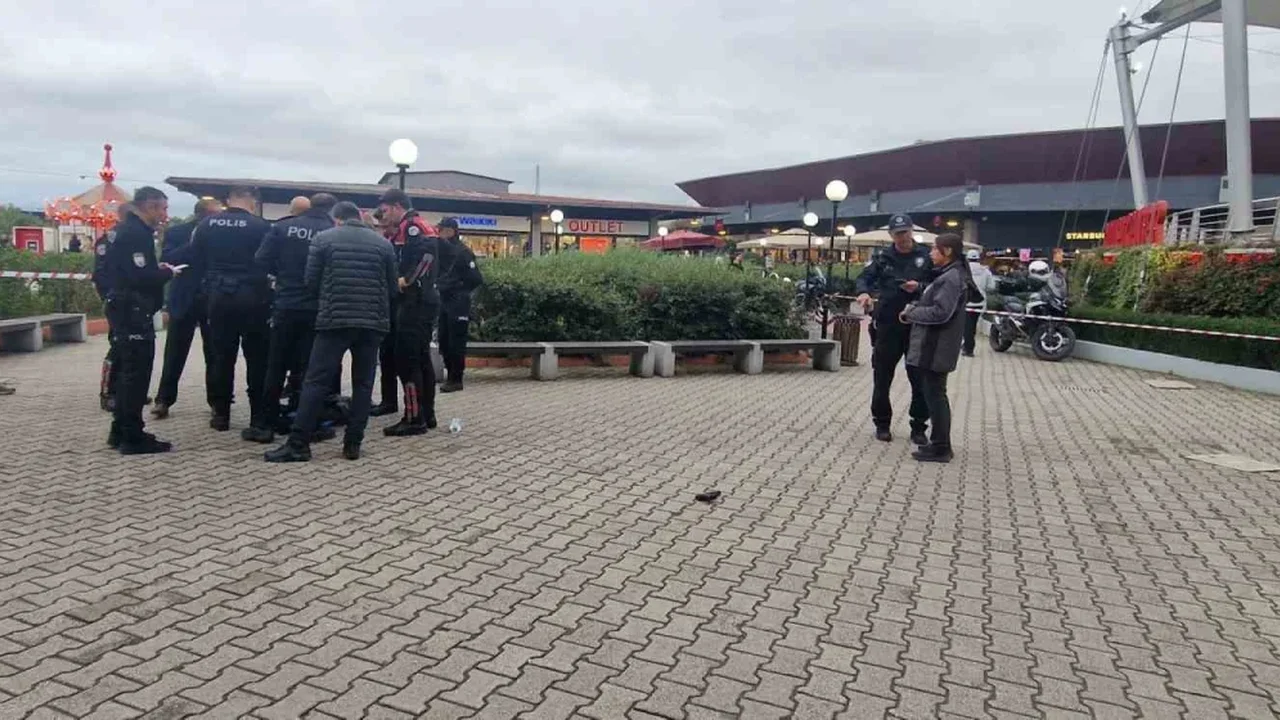 İzmit'te AVM'de silahı ateş alan kişi yaralandı