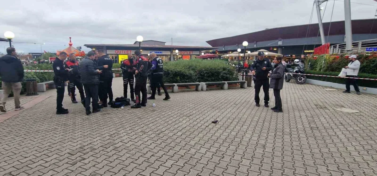 İzmit'te AVM'de silahı ateş alan kişi yaralandı