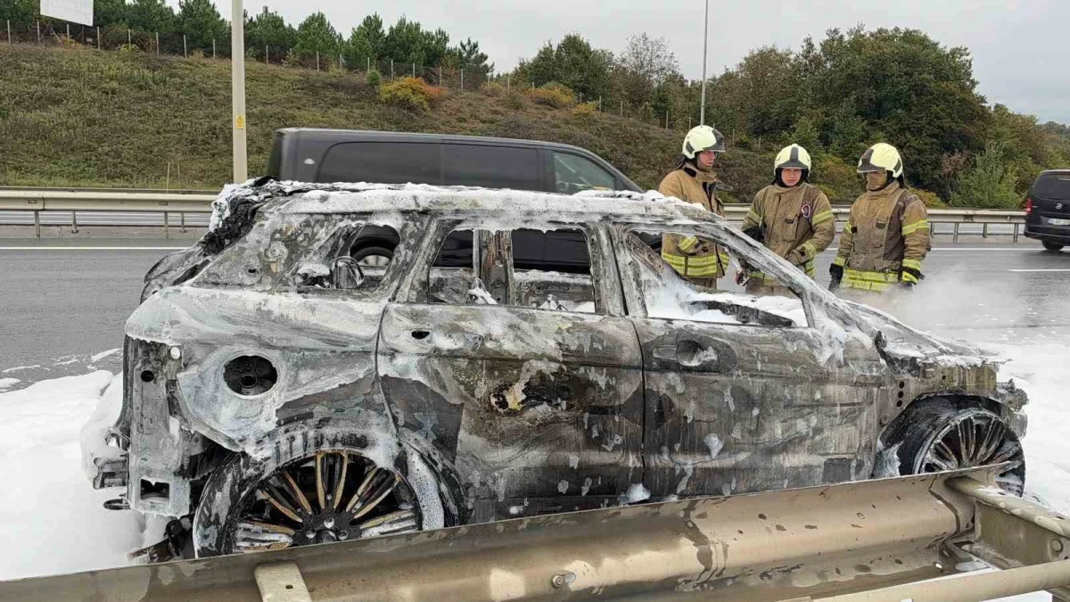 İstanbul Havalimanı yolunda otomobil alev aldı