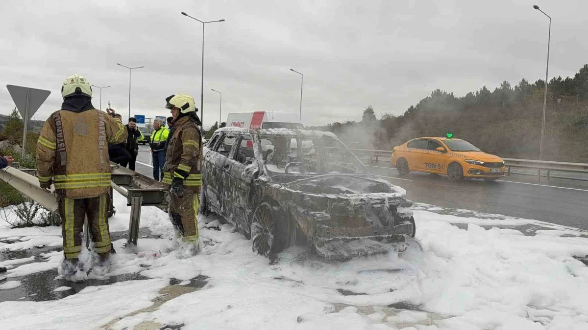 İstanbul Havalimanı yolunda otomobil alev aldı