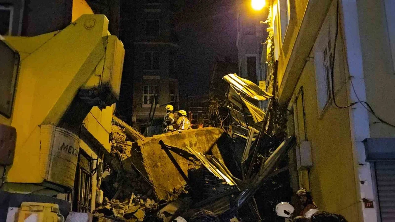 Beyoğlu'nda 5 katlı bina çöktü, arama sürüyor