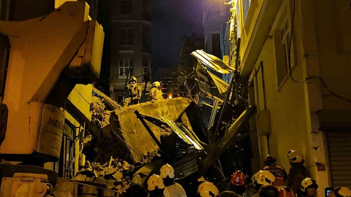 Beyoğlu'nda 5 katlı bina çöktü, arama sürüyor
