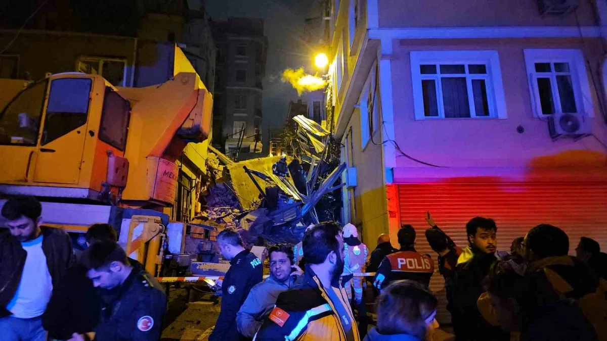 Beyoğlu'nda 5 katlı bina çöktü, arama sürüyor