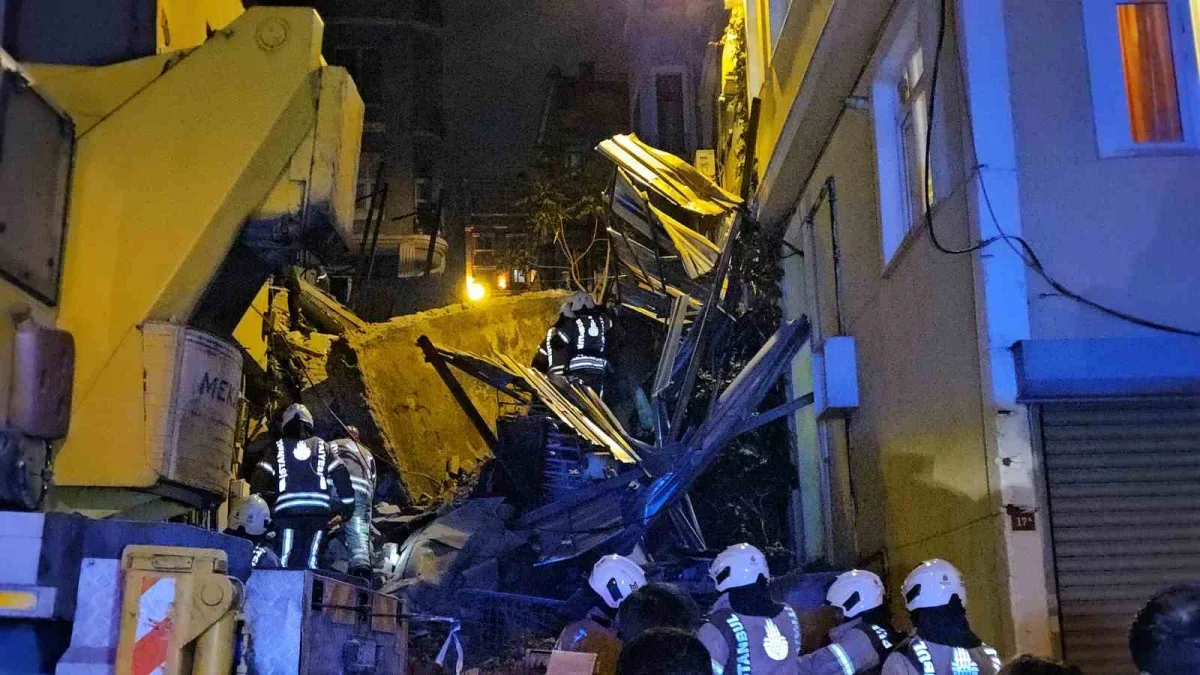 Beyoğlu'nda 5 katlı bina çöktü, arama sürüyor