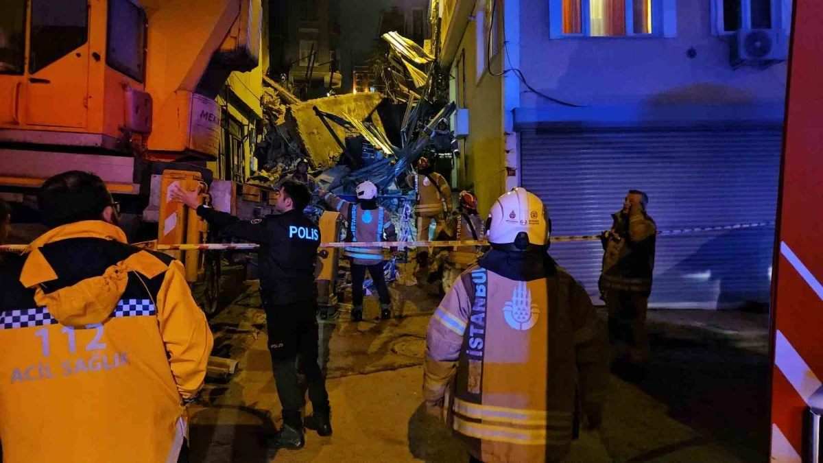 Beyoğlu'nda 5 katlı bina çöktü, arama sürüyor