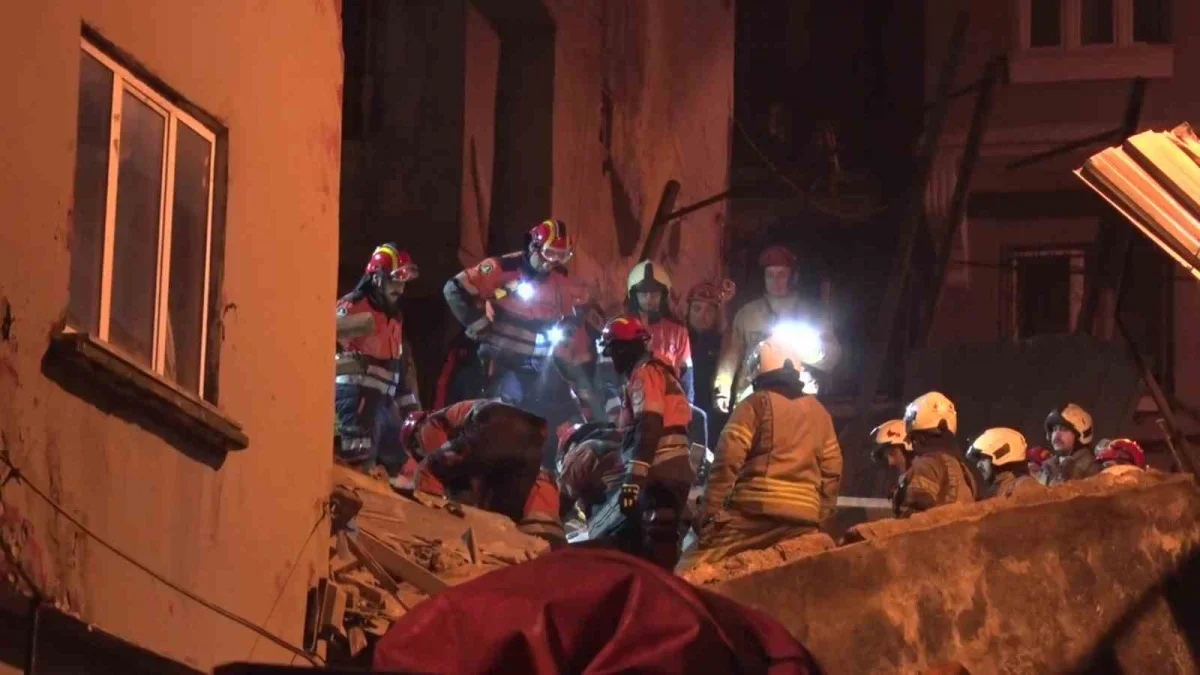Beyoğlu'nda çöken metruk binada arama tamamlandı