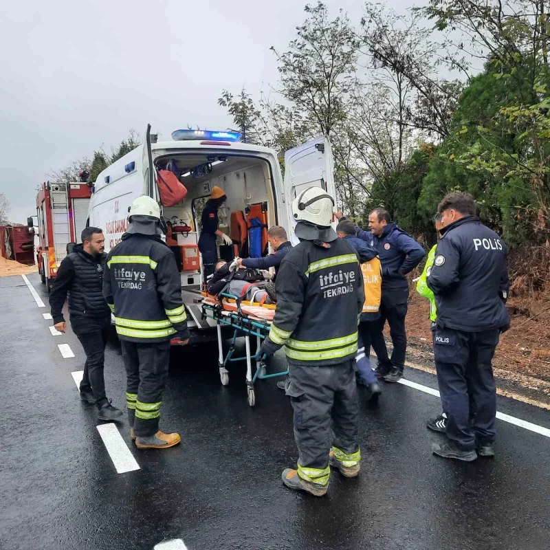 Tekirdağ'da kepek yüklü tır devrildi, yol kapandı