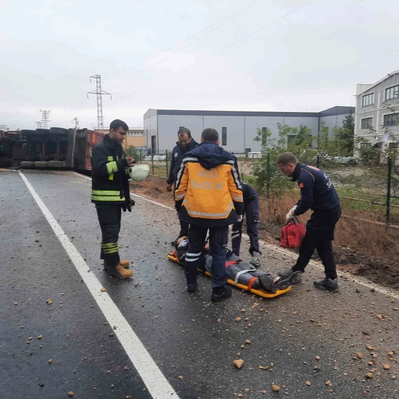 Tekirdağ'da kepek yüklü tır devrildi, yol kapandı