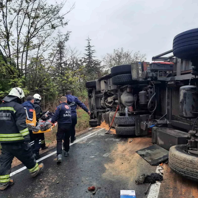 Tekirdağ'da kepek yüklü tır devrildi, yol kapandı