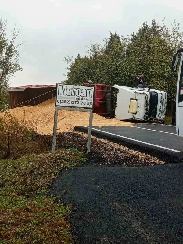 Tekirdağ'da kepek yüklü tır devrildi, yol kapandı