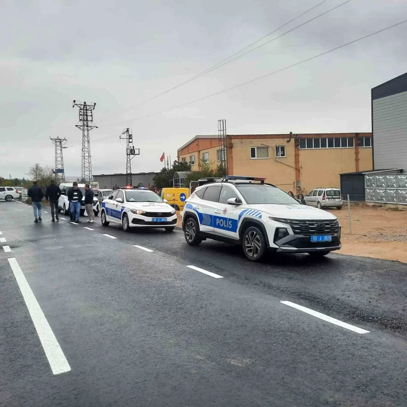 Tekirdağ'da kepek yüklü tır devrildi, yol kapandı