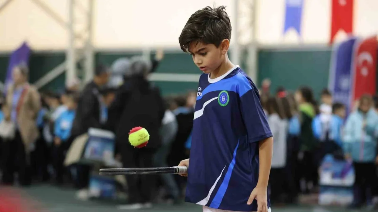 Bursa'da 600 öğrenci ücretsiz tenis eğitimi alacak
