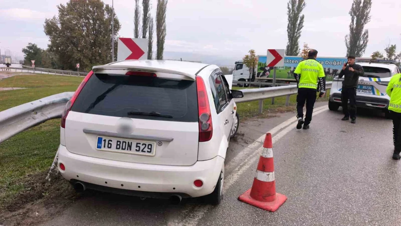 İnegöl'de otomobil bariyerlere çarptı, sürücü yaralı