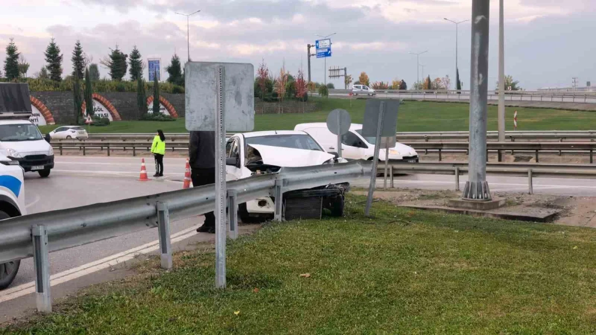 İnegöl'de otomobil bariyerlere çarptı, sürücü yaralı