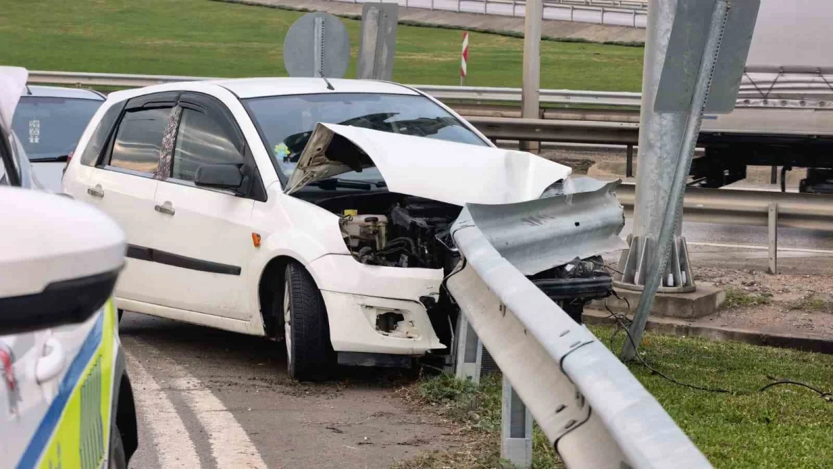 İnegöl'de otomobil bariyerlere çarptı, sürücü yaralı
