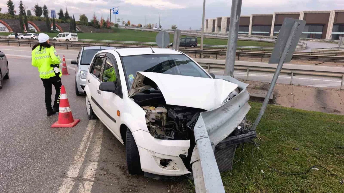İnegöl'de otomobil bariyerlere çarptı, sürücü yaralı