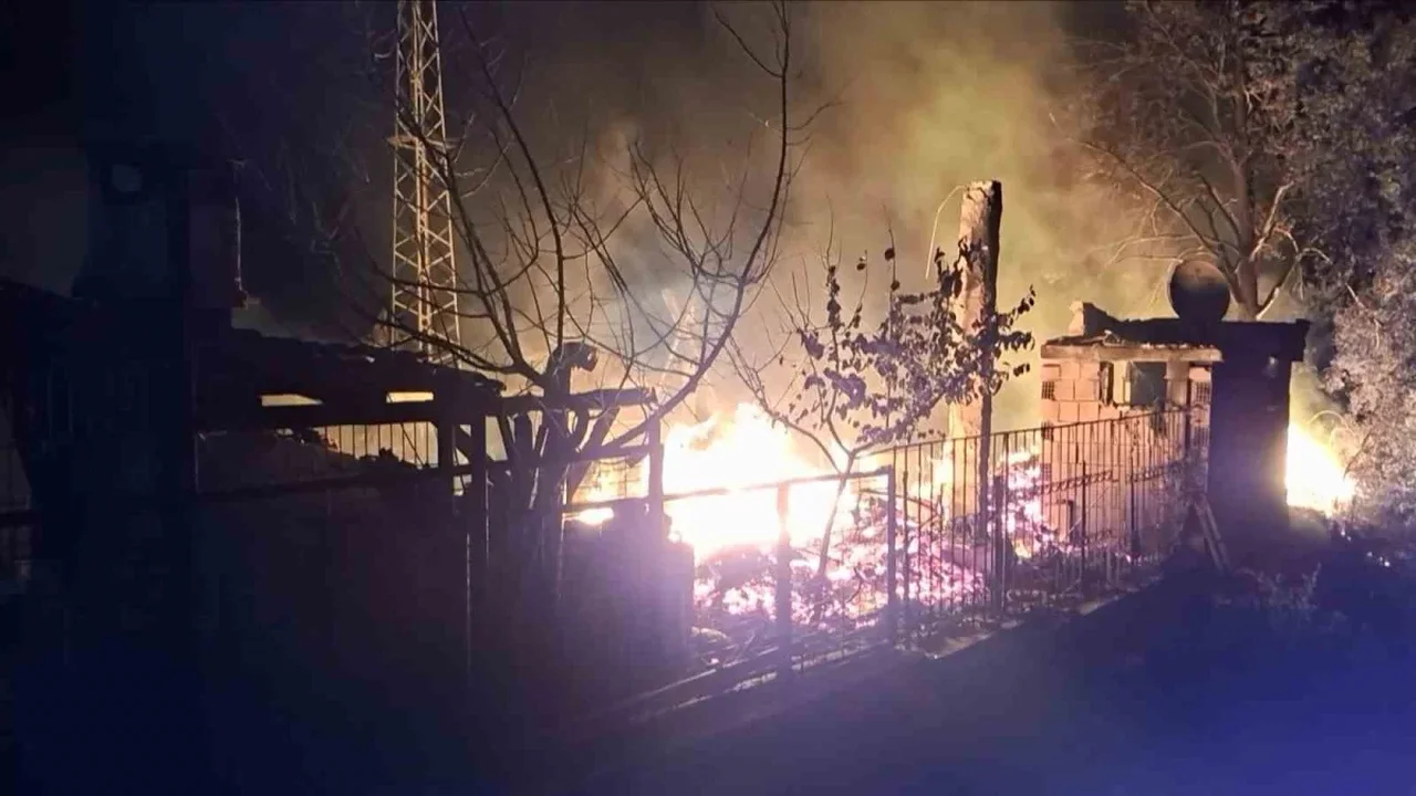 Bursa'da bungalov yangını ormana sıçramadan söndürüldü