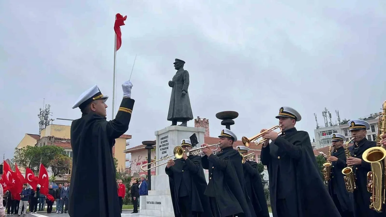 Çanakkale'de Cumhuriyet töreni çelenkle başladı