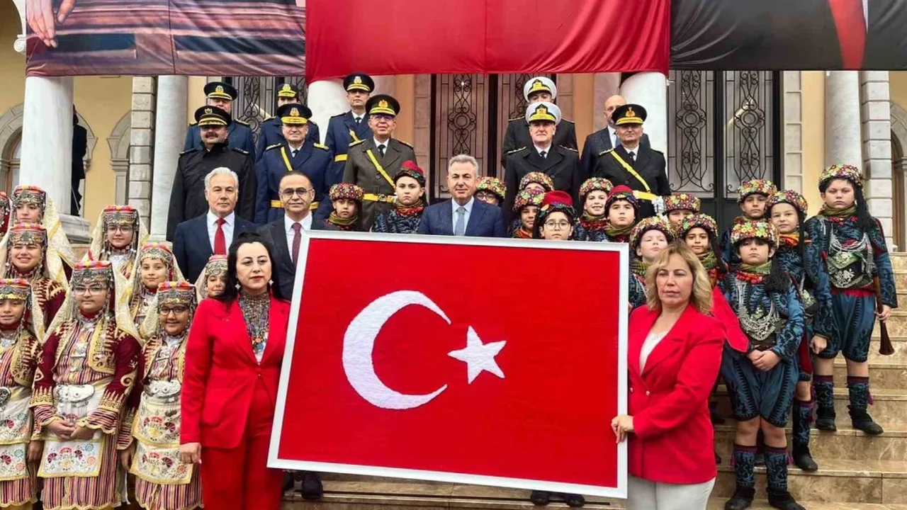İzmir'de dokunan Türk bayrağı Vali Elban'a teslim edildi