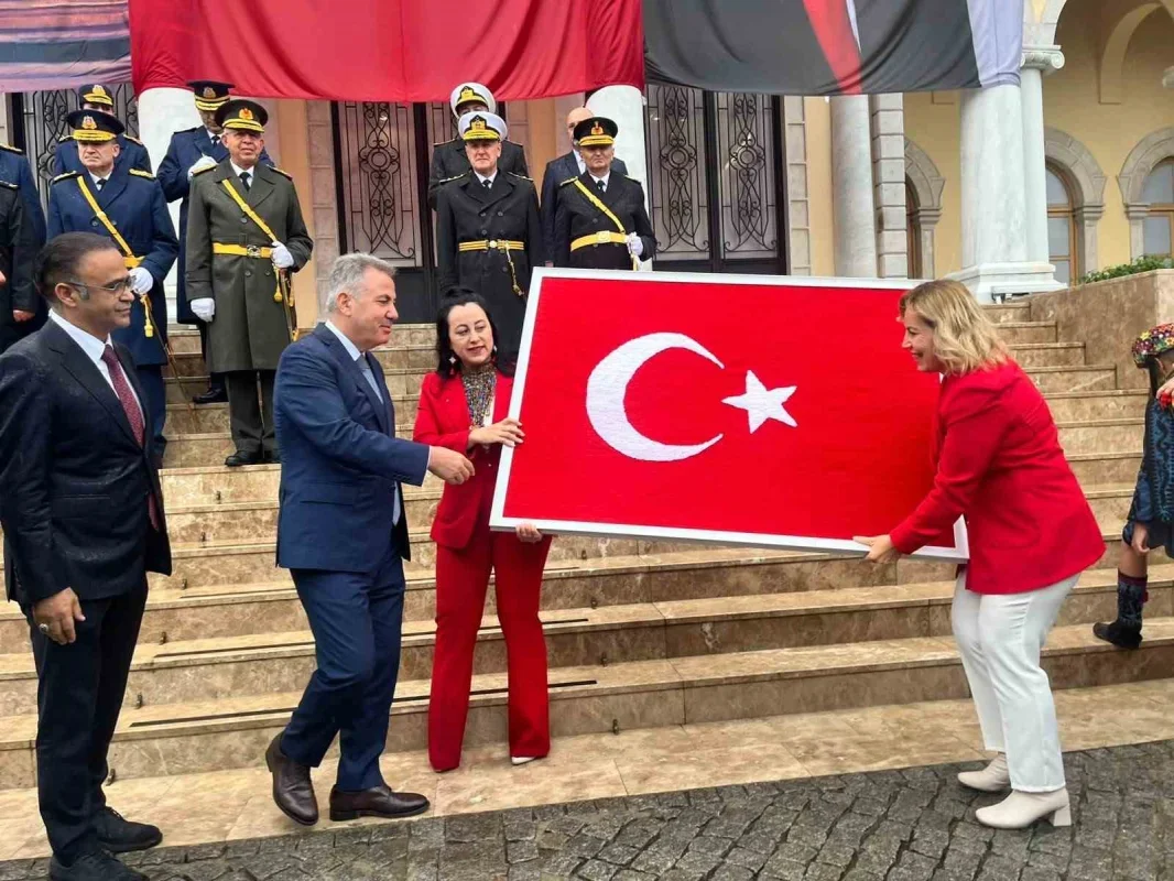 İzmir'de dokunan Türk bayrağı Vali Elban'a teslim edildi