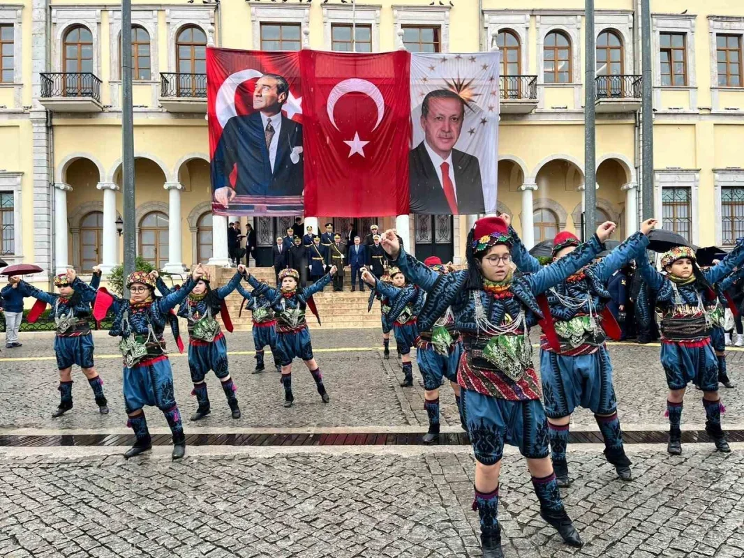 İzmir'de dokunan Türk bayrağı Vali Elban'a teslim edildi