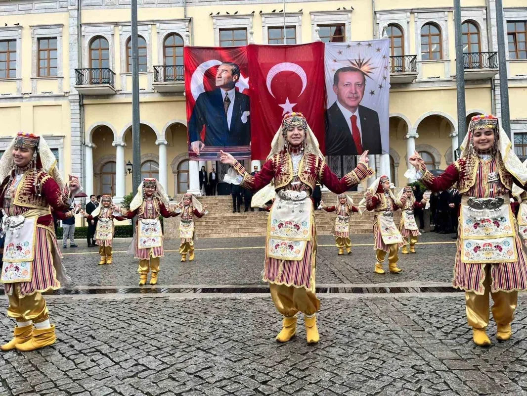 İzmir'de dokunan Türk bayrağı Vali Elban'a teslim edildi