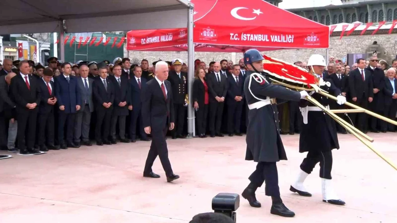 Taksim'de Cumhuriyet Bayramı öncesi çelenk töreni