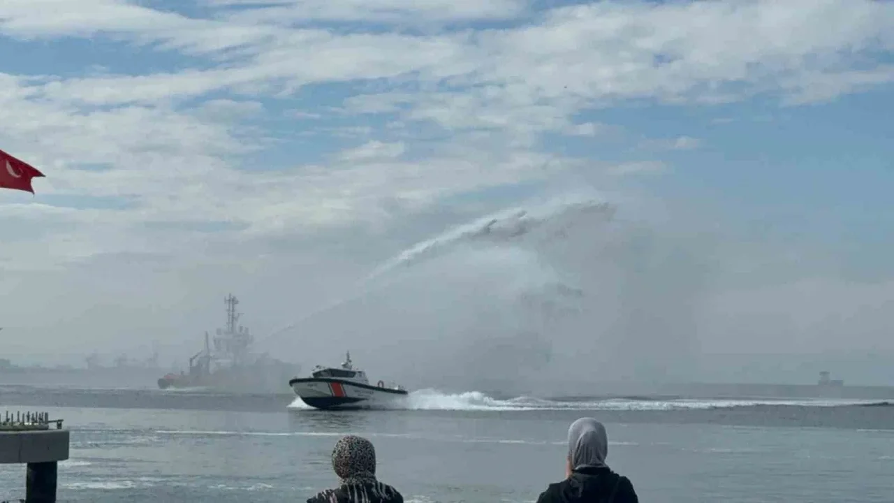 Gemlik'te Cumhuriyet Bayramı denizde kutlandı