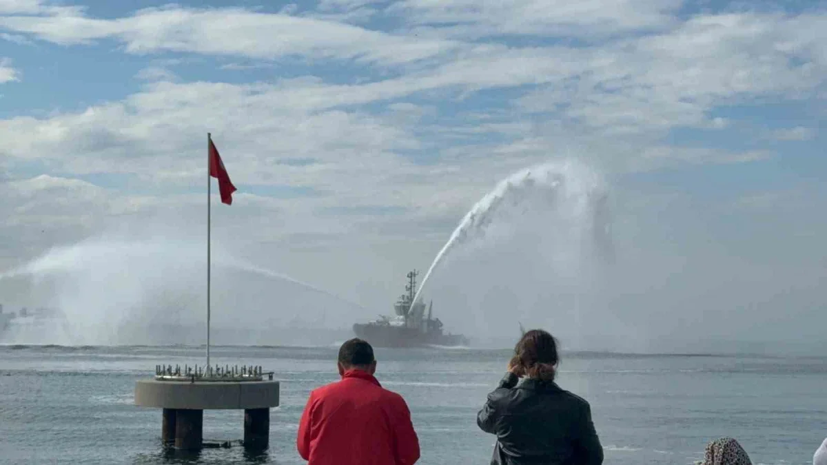 Gemlik'te Cumhuriyet Bayramı denizde kutlandı