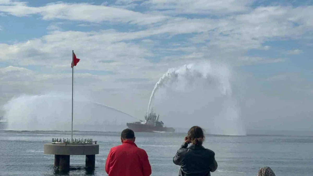 Gemlik'te Cumhuriyet Bayramı denizde kutlandı