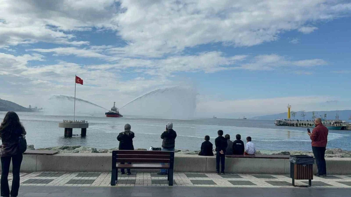 Gemlik'te Cumhuriyet Bayramı denizde kutlandı