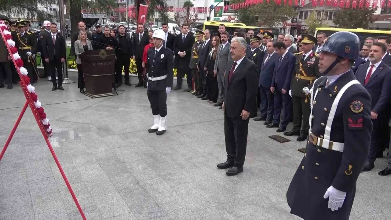 Bursa'da Cumhuriyet'in 103. yılı çelenk töreniyle başladı