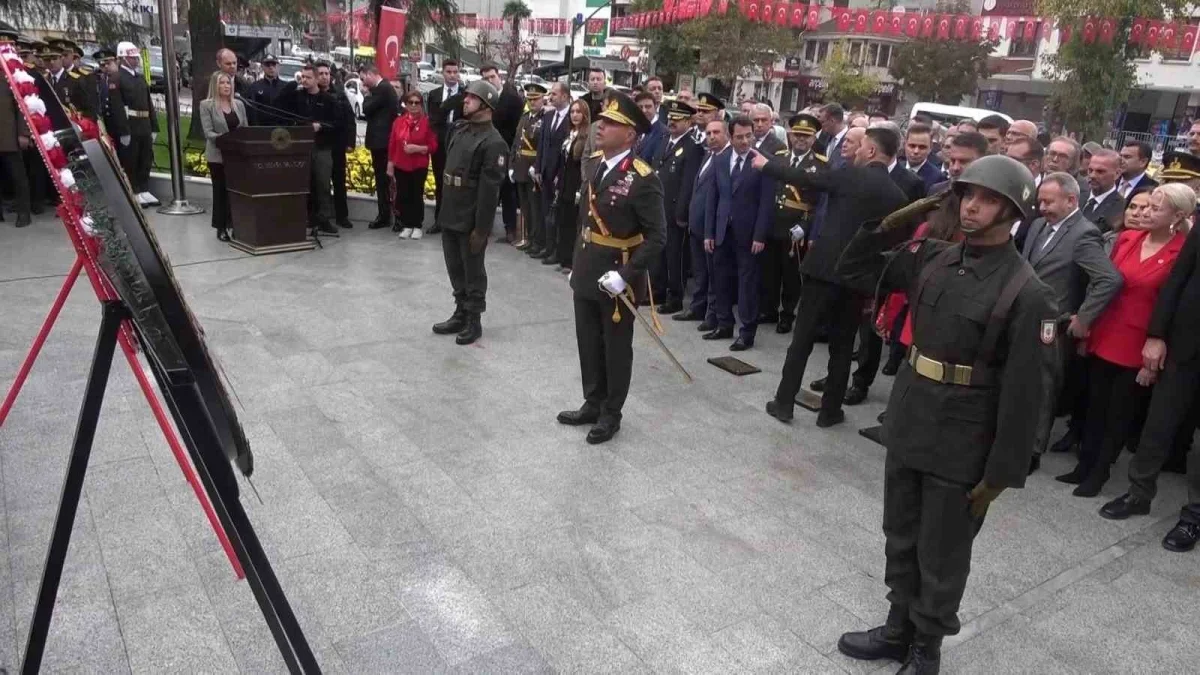 Bursa'da Cumhuriyet'in 103. yılı çelenk töreniyle başladı