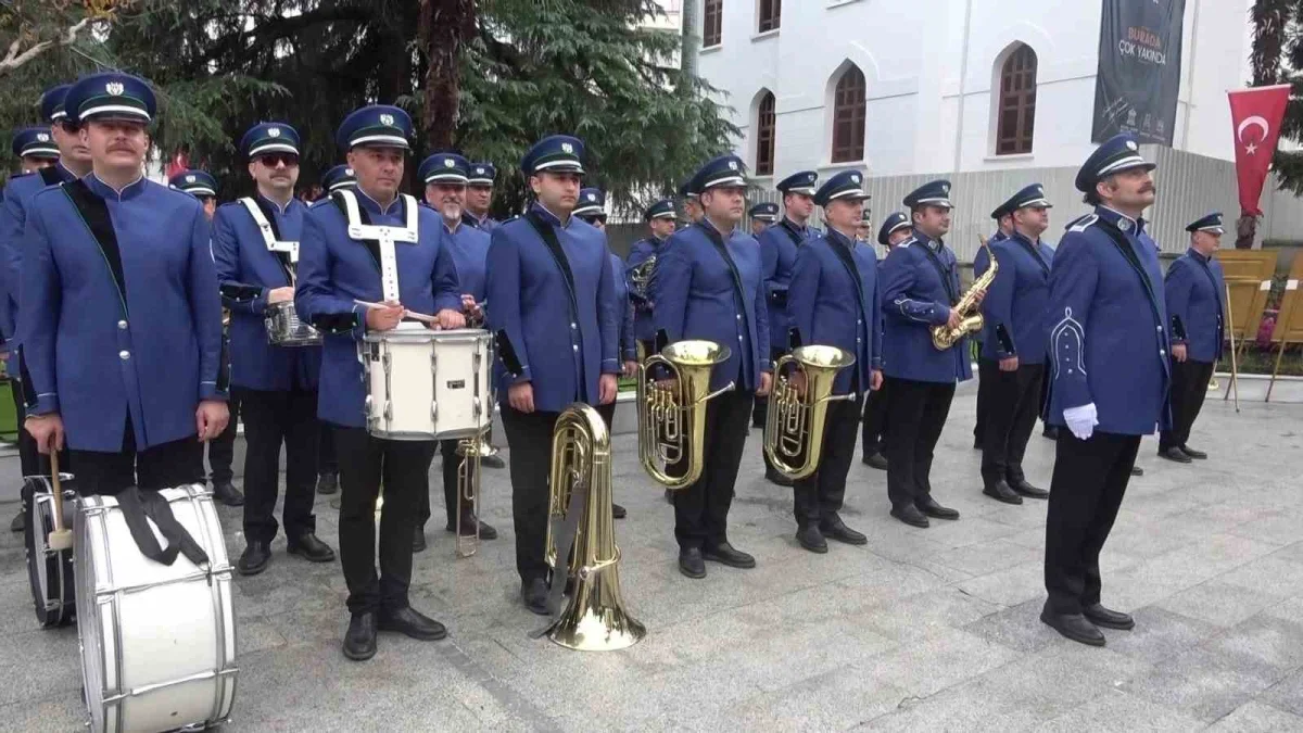 Bursa'da Cumhuriyet'in 103. yılı çelenk töreniyle başladı
